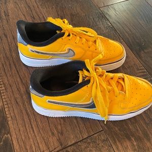 Nike Air Force 1 Low...size 6